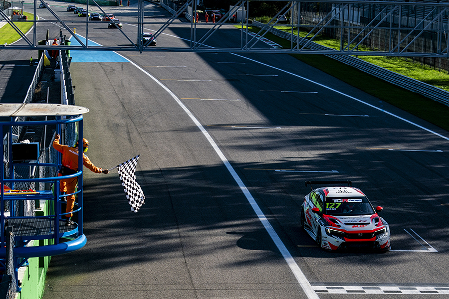 Civic Type R TCR leads WTCR standings into Portuguese street fight