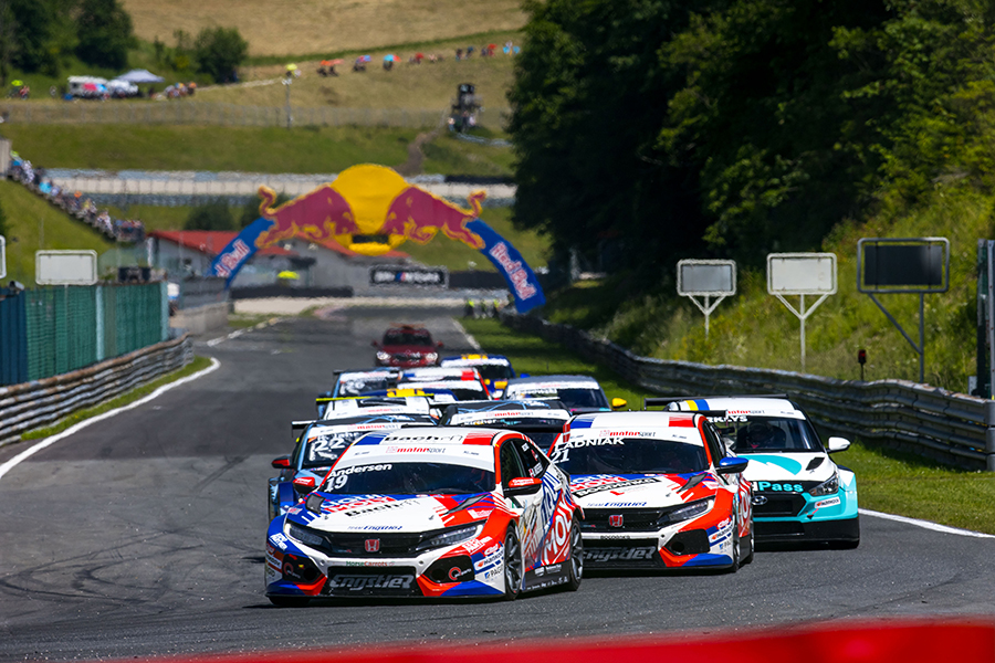 Ładniak and Bäckman share race wins in TCR Germany