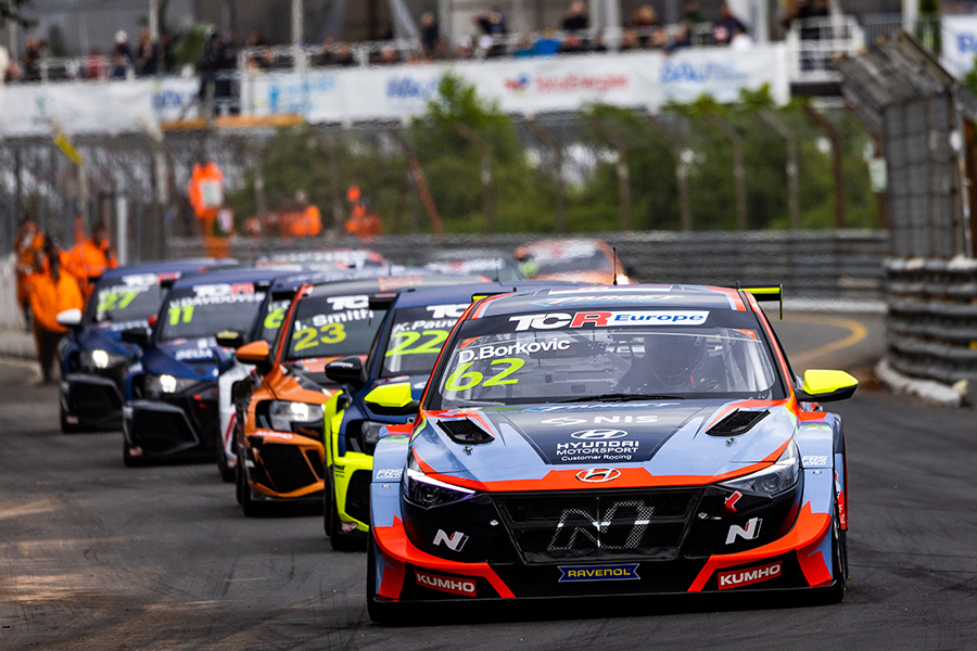 Dušan Borković returns to winning ways in Pau Race 1