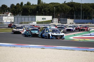 Foreign drivers win both races in TCR Italy’s season opener