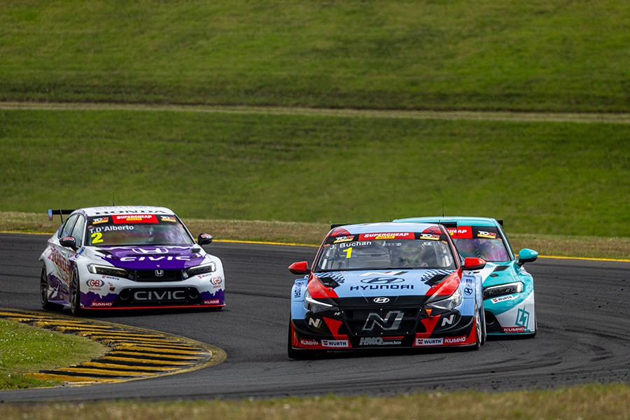 Buchan wins twice in Sydney and moves on top of the stadings