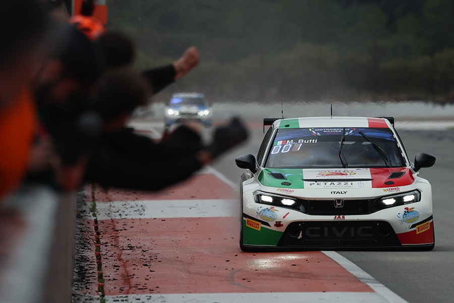 Marco Butti is gold medallist in the Touring Car Cup at Valencia