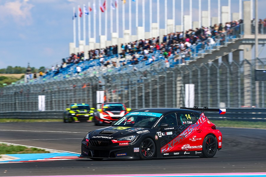 Čížek and Smejkal back for 2025 TCR Eastern Europe campaign