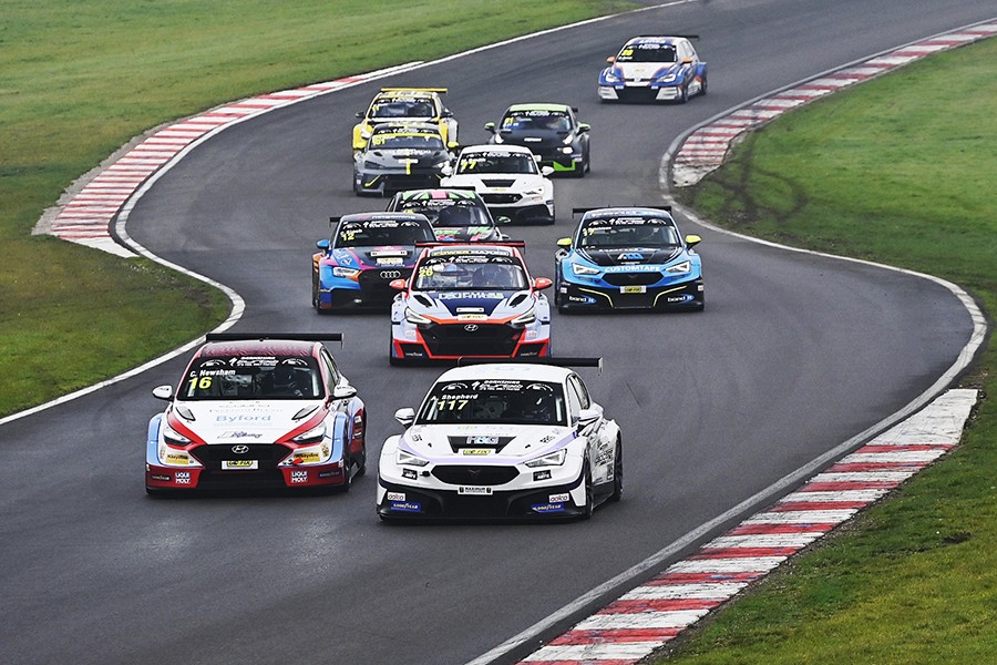 Shepherd leads TCR UK after a double win at Donington Park