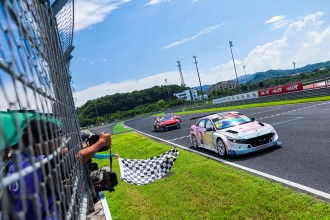 Zhang Zhen Dong alone against the Lynk & Co armada