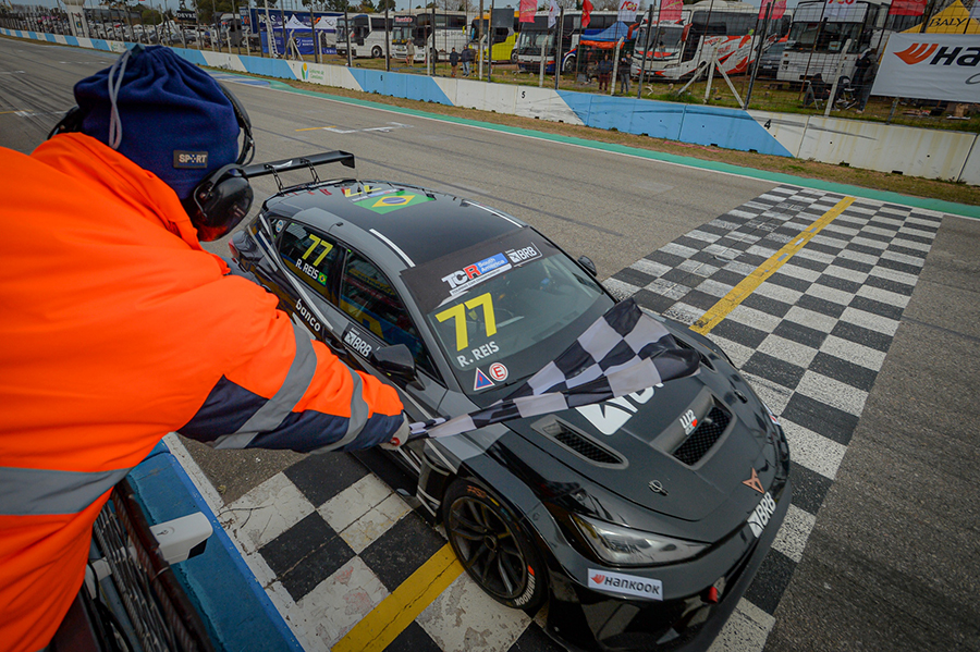 Reis returns to victory in TCR South America after 12 months