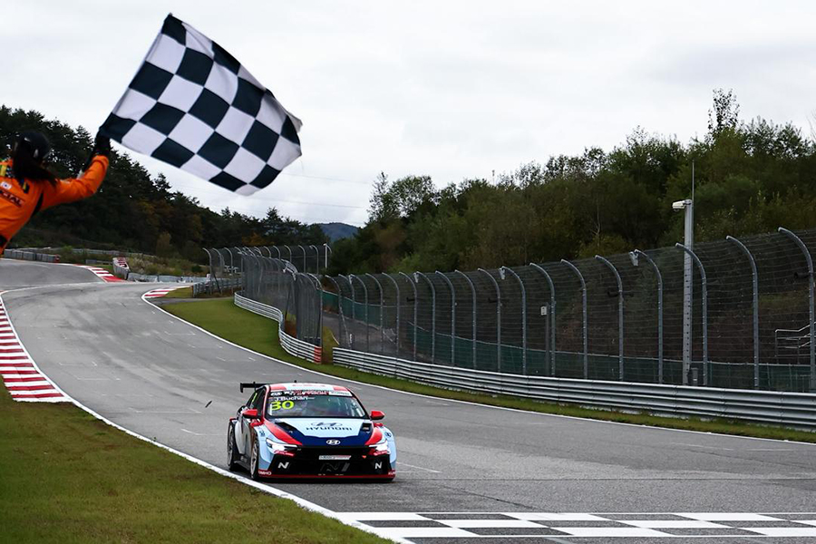 Buchan claimed an authoritative victory in Inje Race 1