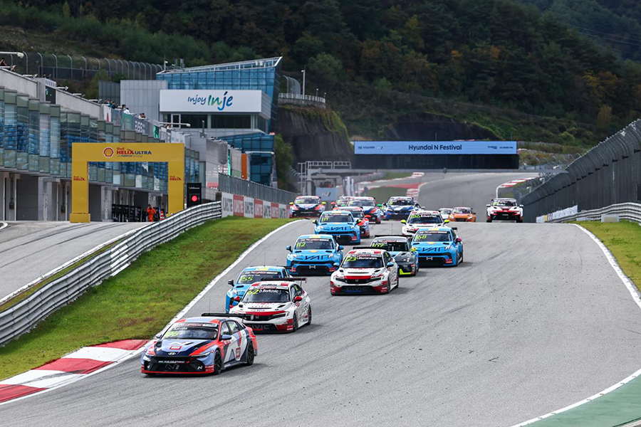 Azcona converts the reversed pole into his first win